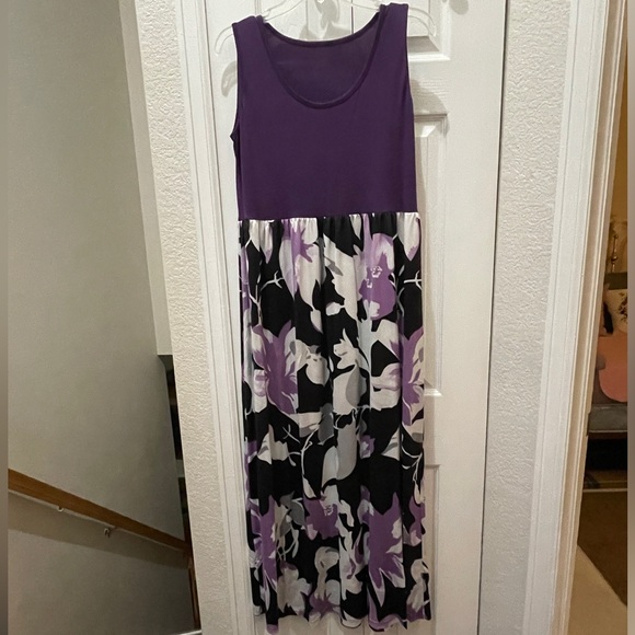 Dresses & Skirts - Purple and Black Floral Maxi summer dress
EUC CLEAN
NO HOLES
NO STAINS
COMFY